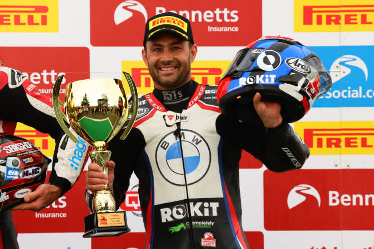 Leon Haslam (li.) mit Kawasaki-Teamchef Lucio Pedercini