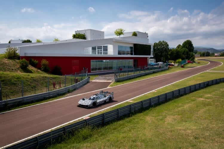 Das Ferrari Hypercar auf der Strecke in Fiorano