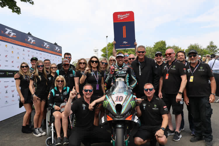 TT-Sieger Peter Hickman, recht neben ihm BMW-Chef Markus Schramm