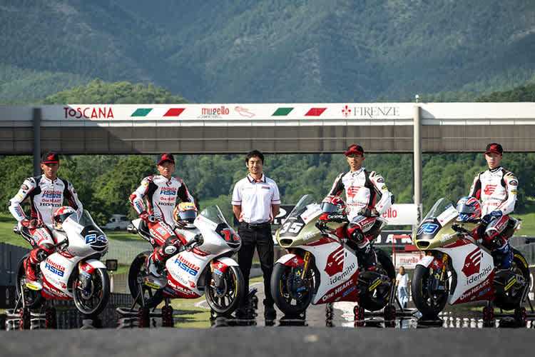 Die Moto3-Fahrer Aji (64) und Furusato (72), Aoyama, rechts Chantra (35) und Ogura (79)