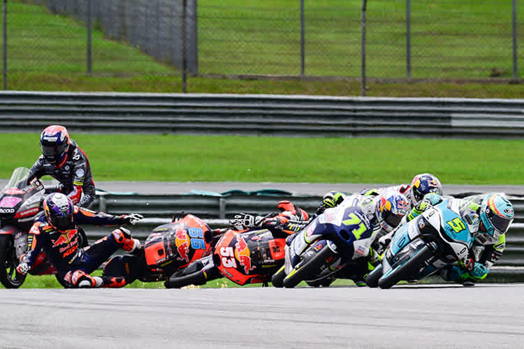 Holgado (96) und Öncü (53) stürzen, links Bertelle, ganz rechts Masià vor Sasaki und Veijer