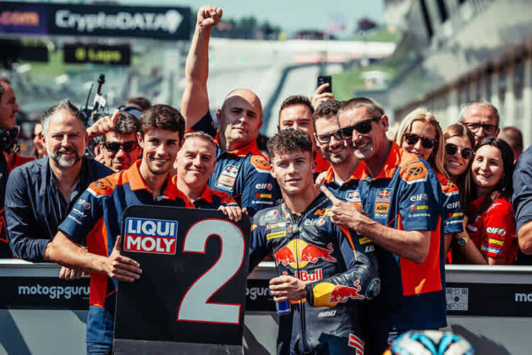 Dani Holgado führt in der Moto3-WM; links KTM-Manager Jens Hainbach