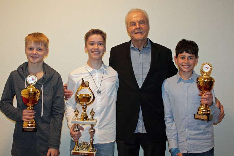 Dieter Braun ehrt Bradl-Junioren