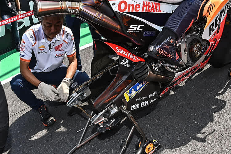 Die Karbonschwinge bei Repsol-Honda gestern vor dem Start in Misano