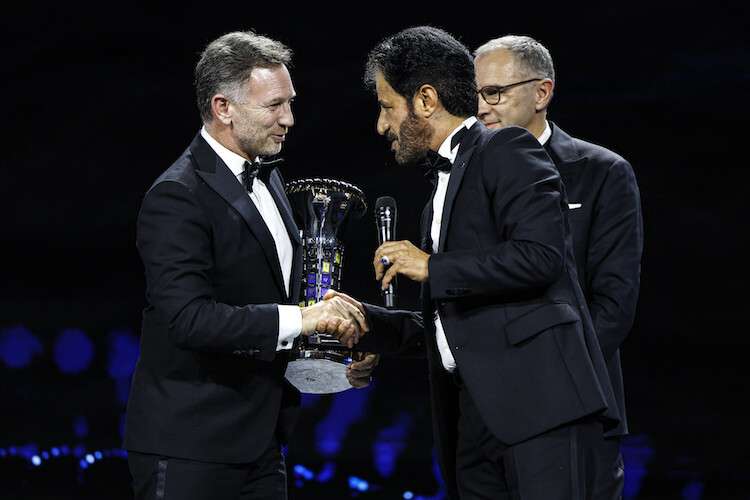 Red Bull Racing-Teamchef Christian Horner bekommt in Anwesenheit von Formel-1-CEO Stefano Domenicali den Konstrukteurspokal von FIA-Präsident Mohammed Ben Sulayem überreicht 