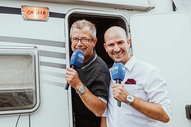 Tommi Deitenbach (li.) und Lukas Gajewski taufen ihr Glücksmobil