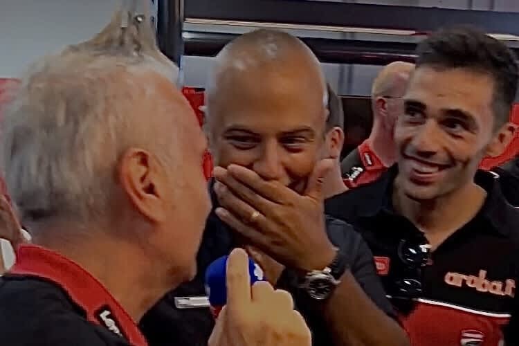 Davide Tardozzi links, Sky-TV-Reporter Antonio Borselli, rechts Ducati-Testfahrer Michele Pirro