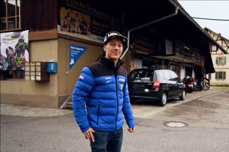 Dominique Aegerter vor der seinem Fan-Shop