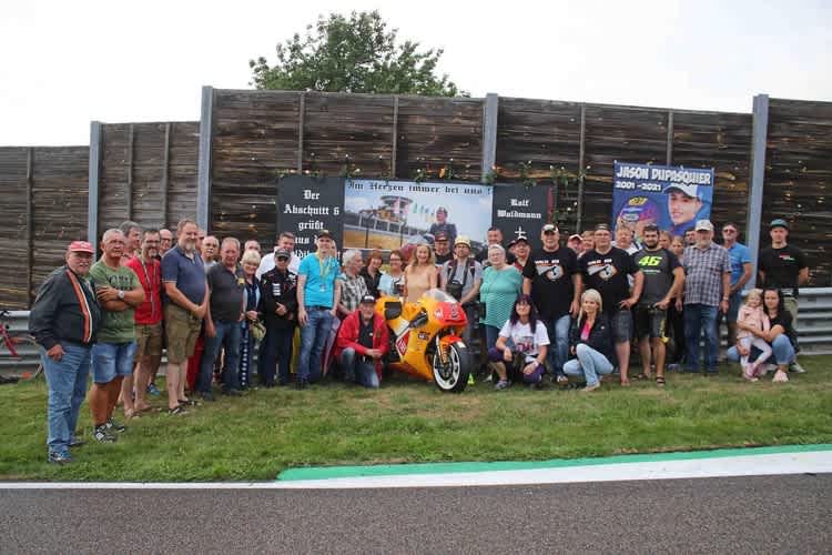 Die Fans und Anhänger von Waldi trafen sich in Kurve 11 auf dem Sachsenring
