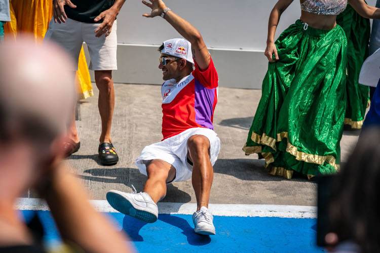 Bei der Show-Einlage mit lokalen Tänzern machte Jorge Martin in Indien schon eine gute Figur