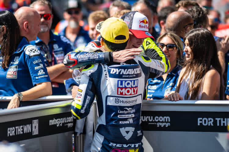 Nach dem Duell der Teamkollegen: Collin Veijer gratulierte Ayumu Sasaki noch im Parc Fermé