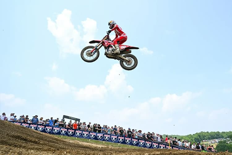 Jett Lawrence war im ersten Lauf ohne Helmschild unterwegs