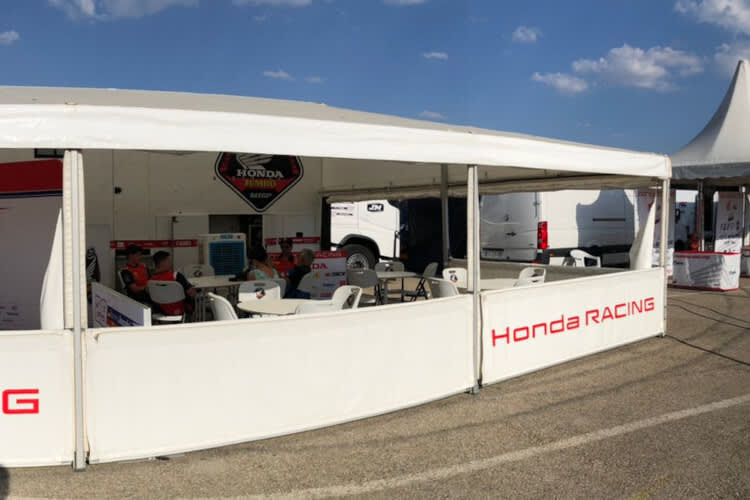 Unter dem JM-Zelt sind künftig neue Fahrer zu Hause