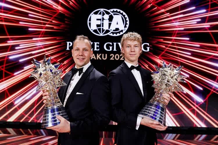 Jonne Halttunen und Kalle Rovanperä nahmen ihre Pokale in Empfang