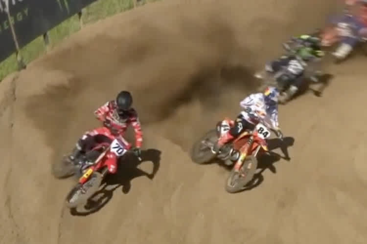 Jeffrey Herlings setzt in der ersten Runde zum Überholen an und geht in Führung