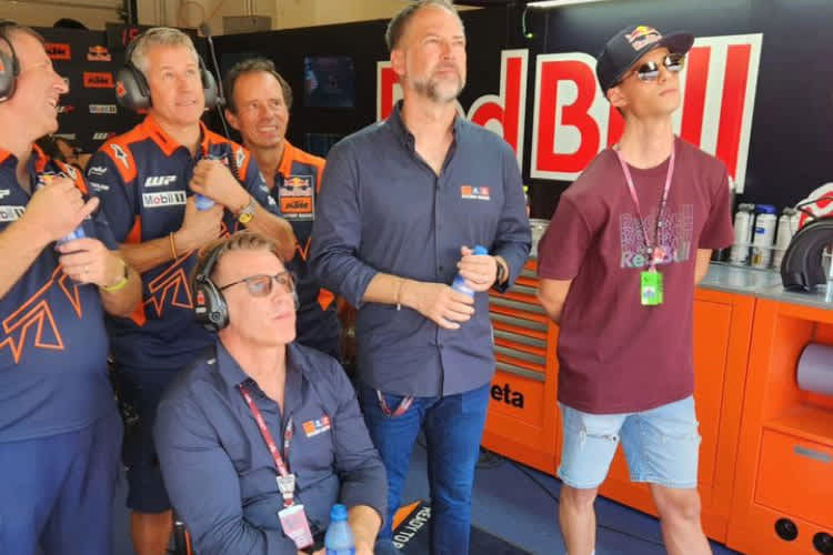 In der Box von Brad Binder: Pit Beirer, Jens Hainbach und Andrea Adamo (rechts) 