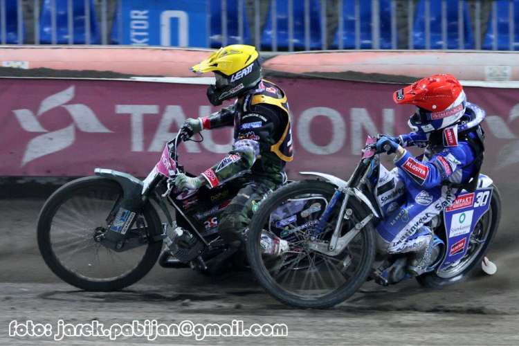 Die Titelfavoriten: Janusz Kolodziej liegt vor Leon Madsen