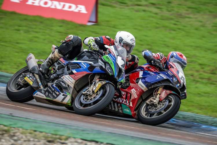 Könnte eng werden. Luca Grünwald vor Kamil Krzemien