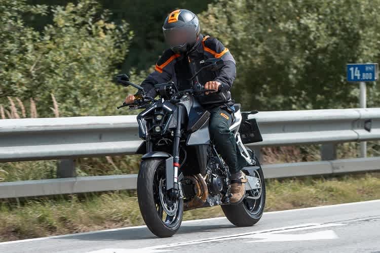 KTM 950 Duke: Neue Front mit zwei LED-Linsen und vier eckig angeordneten Tagfahrlicht-Balken