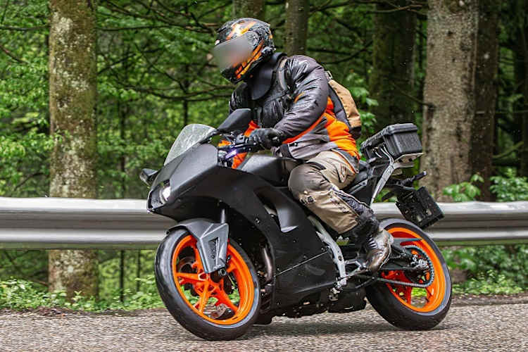 KTM 990 LC8c: Links der komplett neue Motor, rechts die aktuelle Version, die derzeit gebaut wird