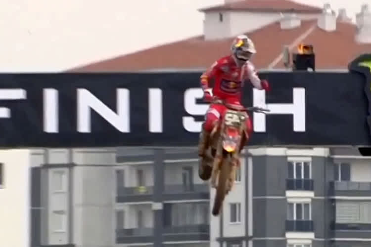 Simon Längenfelder gewann den ersten Lauf in Afyonkarahisar