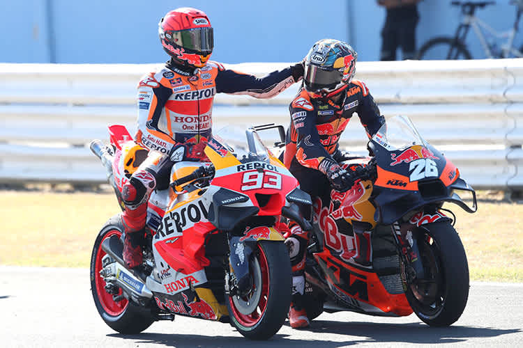 Beim Misano-GP: Marc Márquez gratuliert Dani Pedrosa, der zweimal Vierter wurde