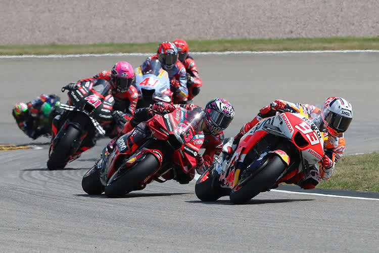 Marc Márquez (93) im Sprint vor Bastianini (23), Aleix Espargaró (41) und Di Giannantonio