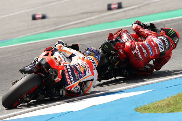 Weltmeister Pecco Bagnaia (vorne) lag im Ziel drei Plätze hinter Marc Márquez