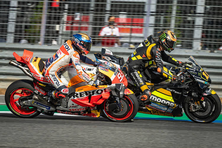 23. Runde: Marc Márquez schiebt sich innen an Luca Marini vorbei