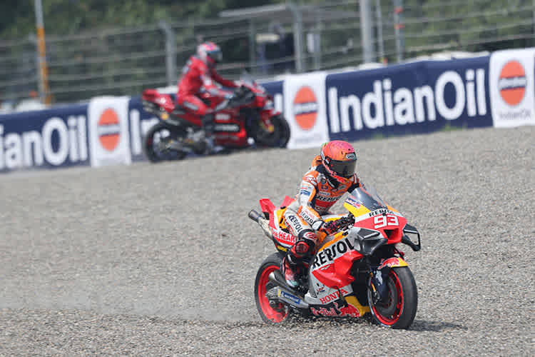 Marc Márquez im 1. Training im Kiesbett, dahinter Pirro