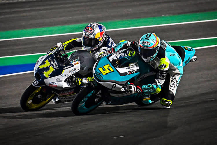 Der «block pass» von Masià (5) gegen Sasaki (71) in Lusail