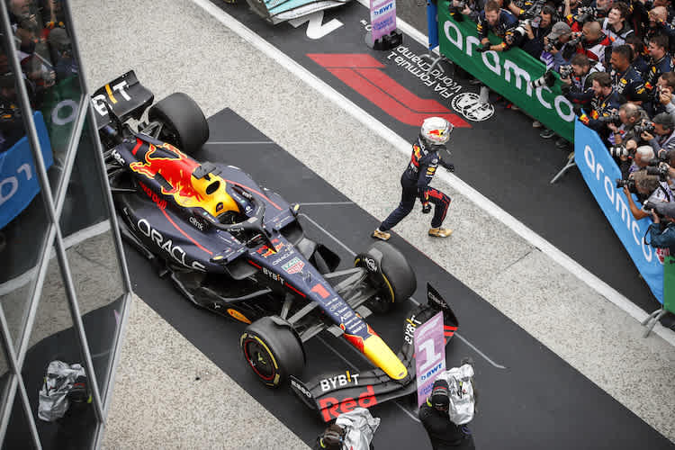 Sieger Verstappen wirft sich gleich in die Arme seiner Mannschaft