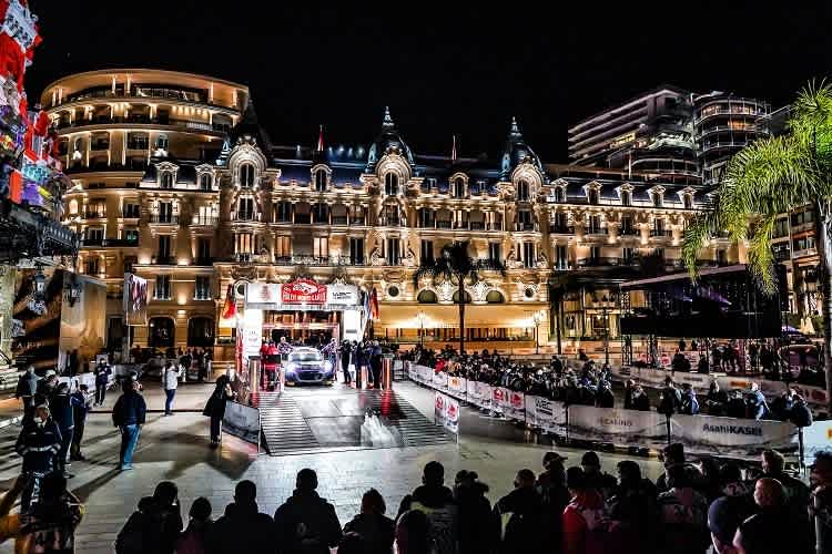 Der Start mit der Traum-Kuliise am Casino (li.)