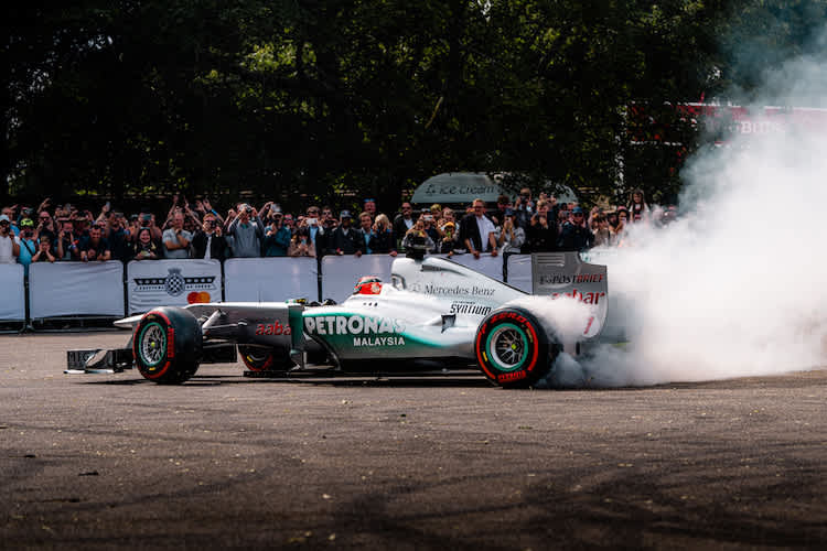Mick Schumacher liess in Goodwood die Reifen rauchen 