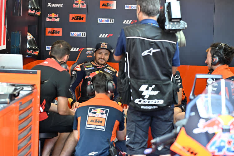Die Kameras von motogp.com liefern Einblicke hinter die Kulissen, hier in der KTM-Box von Jack Miller