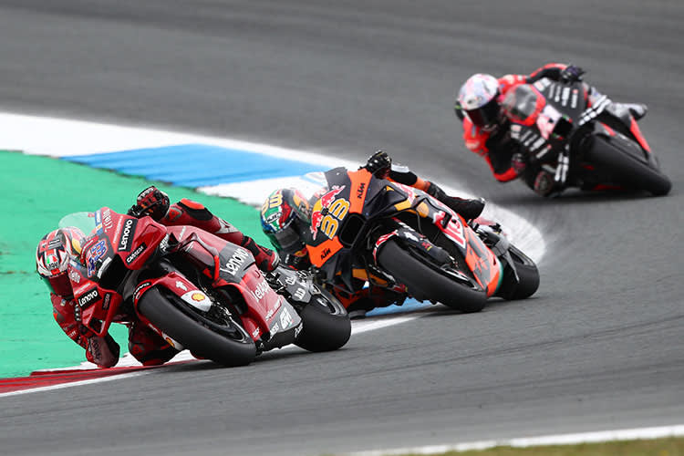 Im Rennen: Jack Miller (43) wehrt sich gegen Binder (33) und Aleix Espargaró