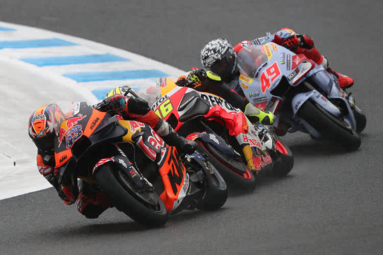 Jack Miller (43) hält sich hier vor Joan Mir (36) und Fabio Giannantonio (49)