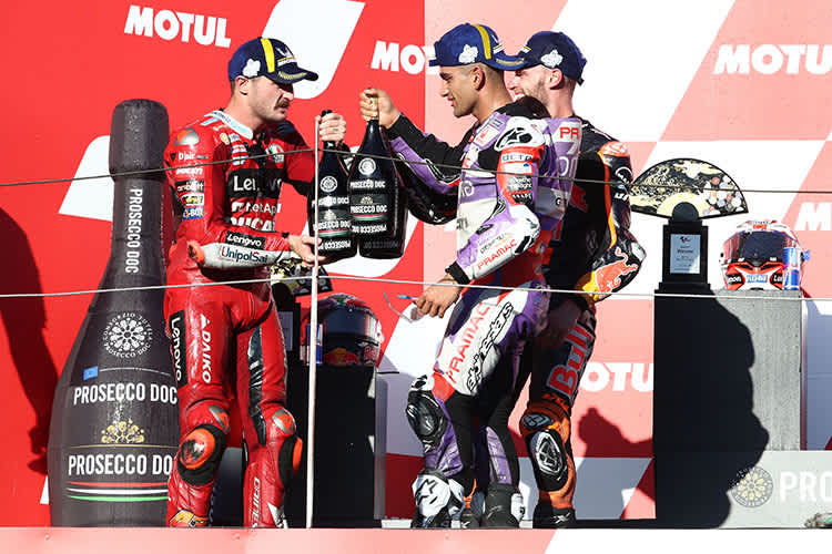 Podest in Japan: Miller, Martin und Binder