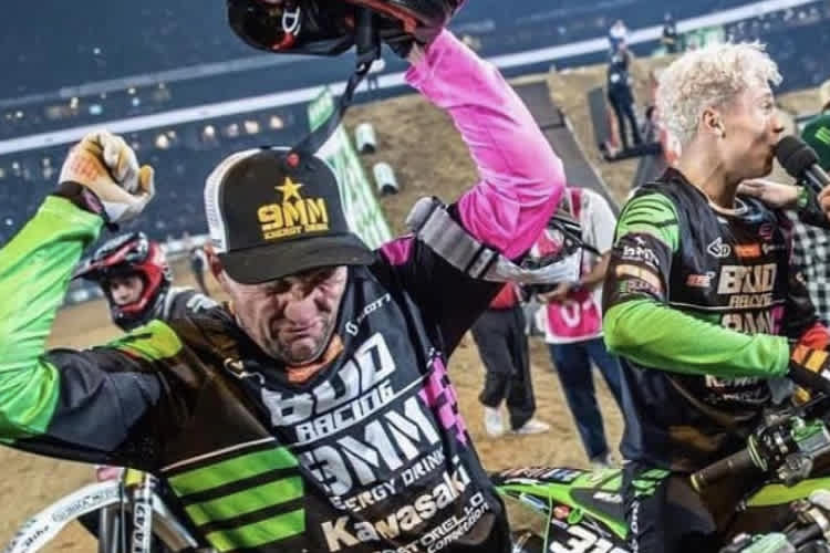 Matt Moss feiert seinen Triumph