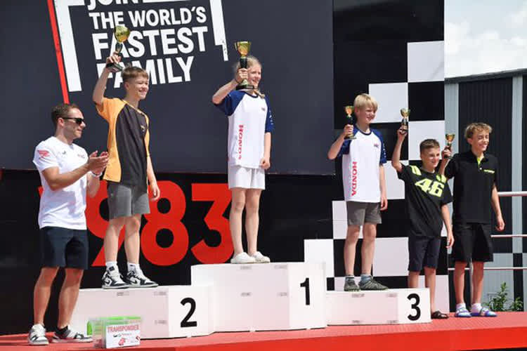 Stefan Bradl (li.) feiert mit Siegerin Anina Urlaß (Mitte)