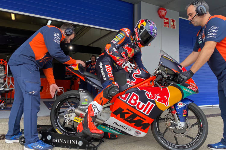 Die letzten Handgriffe, bevor Öncü die Boxengasse verlässt