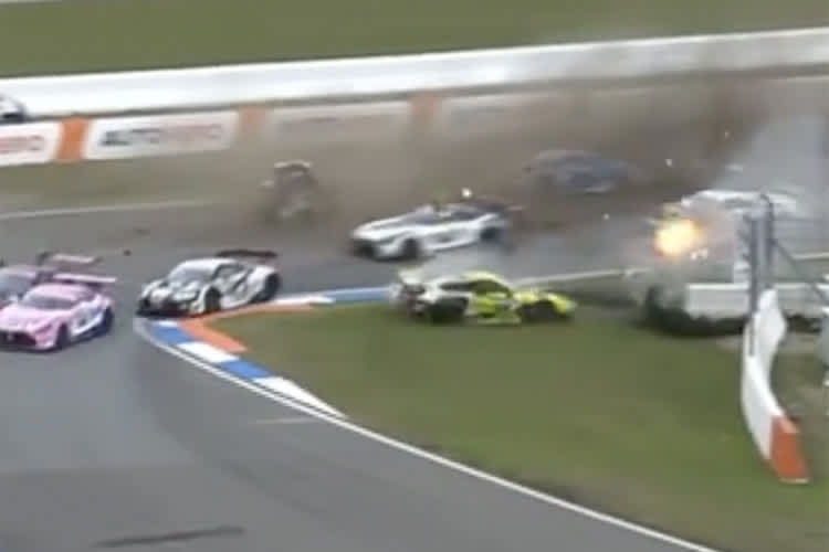 Der Feuerball nach dem Einschlag Olsens ist deutlich zu erkennen