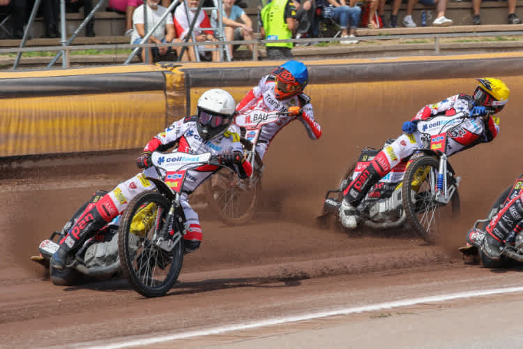 Musielak vor Huckenbeck und Szczepaniak