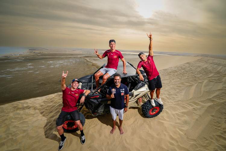 Pedro Acosta, Aleix Espargaró und Jorge Martin: Erinnerungsbild mit Nasser Al-Attiyah 