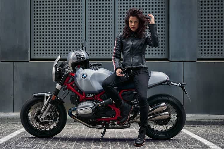 BMW präsentiert die neue R12 nineT mit einer fotogenen Dame im Sattel: Voll von gestern oder schon die absolute Avantgarde? 