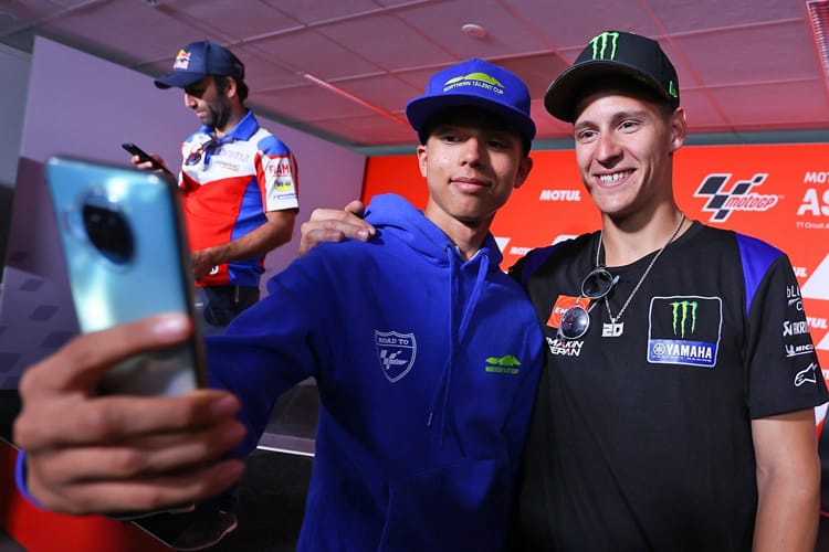 NTC-Pilot Farkas (li.) als MotoGP-Fan