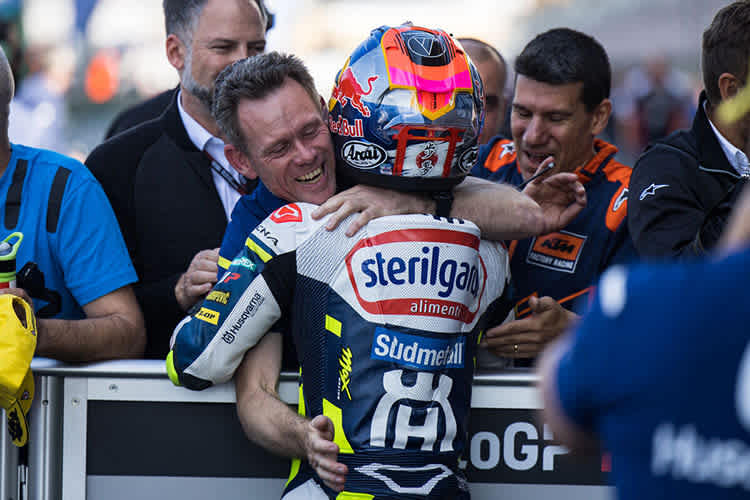 Peter Öttl im Parc Fermé mit Ayumu Sasaki