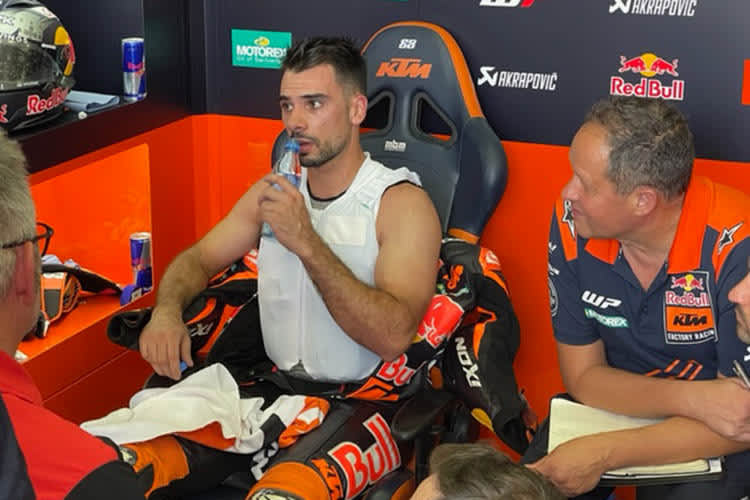 Miguel Oliveira schlüpfte gleich nach der Zielankunft in eine dicke, weiße Kühlweste