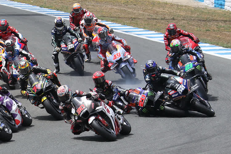 Jerez-GP, erste Runde, 2. Kurve: Fabio Quartararo (20) rutschte weg und riss Oliveira mit