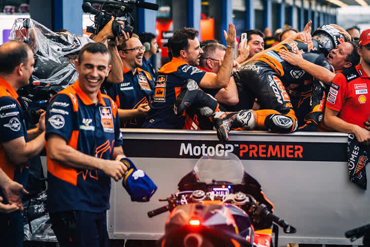 Riesenjubel bei Red Bull-KTM: Sieger Oliveira in den Armen von Crew-Chief Paul Trevathan